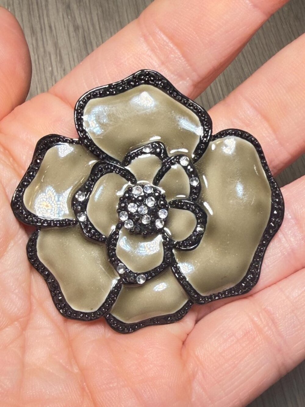 LC Liz Claiborne Style Black Cream Enamel Flower Brooch Vintage Pin 2 inches - Picture 3 of 6